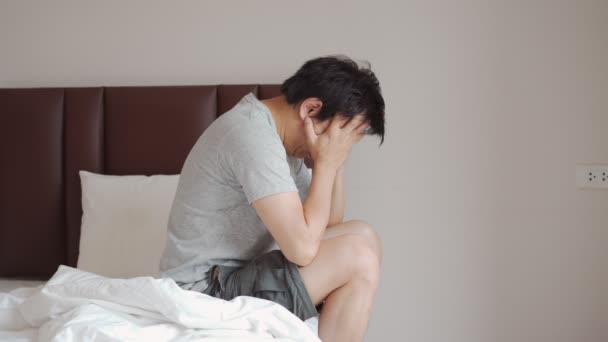 Одинокий Молодой Человек Подавлен Напряжен Сидя Спальне Негативные Эмоции Концепция — стоковое видео