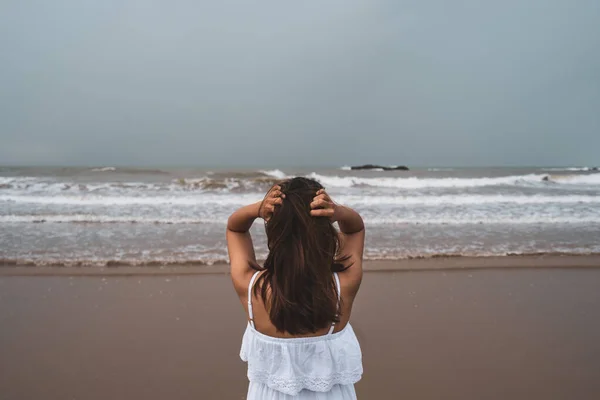 Νεαρή Γυναίκα Αισθάνεται Μόνη Και Λυπημένη Κοιτάζοντας Θάλασσα Μια Ζοφερή — Φωτογραφία Αρχείου