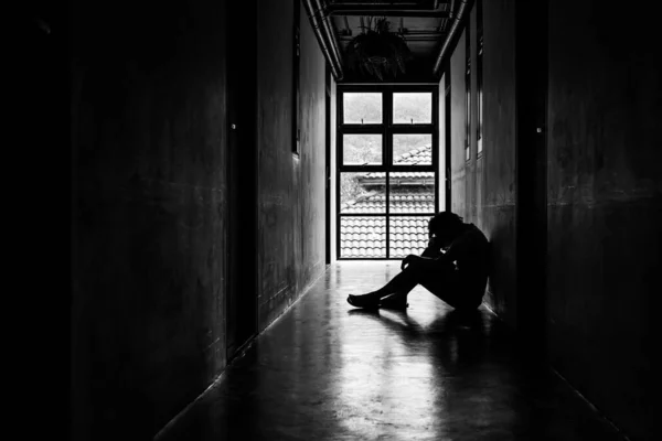 Solitario Giovane Uomo Sentirsi Depresso Stressato Seduto Nella Passerella Buia — Foto Stock