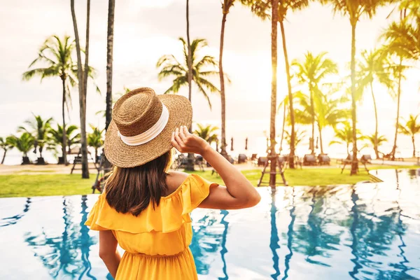 Junge Reisende Entspannen Sich Und Genießen Den Sonnenuntergang Pool Eines — Stockfoto