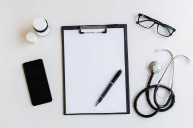 Pano ve tıpla stetoskop, Üst görünüm, kopyalama alanı, sağlık hizmeti kavramı