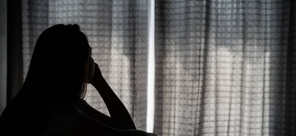 Одинокая Молодая Женщина Подавлена Напряжена Сидя Темной Спальне Негативные Эмоции — стоковое фото