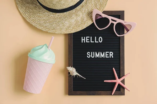 Reisaccessoires Items Kleur Achtergrond Zomer Vakantie Concept — Stockfoto