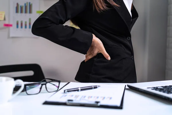 Gestresste Zakenvrouw Lijdt Aan Rugpijn Office Syndroom Concept — Stockfoto