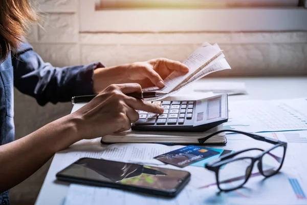 Jovem Estressada Checando Contas Impostos Saldo Conta Bancária Calculando Despesas — Fotografia de Stock