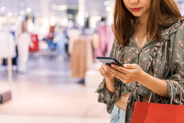 Jonge Aziatische Vrouw Met Boodschappentassen Met Behulp Van Smartphone Winkelen — Stockfoto