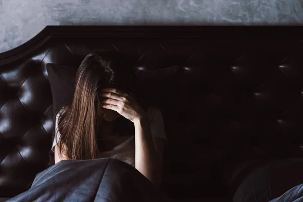 Ensam Ung Kvinna Deprimerad Och Stressad Sitter Det Mörka Sovrummet — Stockfoto