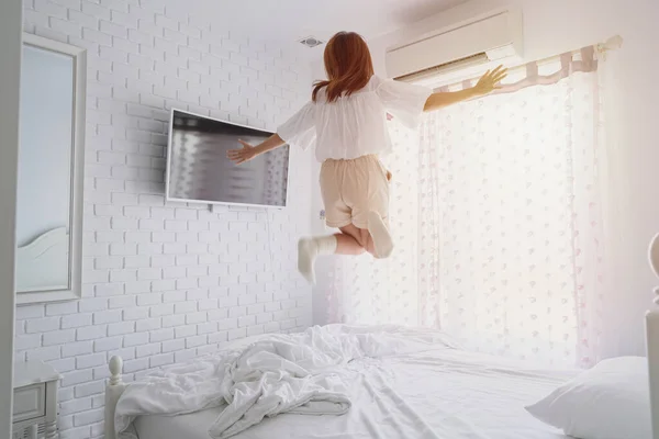 Junge Asiatische Frau Springen Auf Bett Die Weiße Schlafzimmer Morgen — Stockfoto