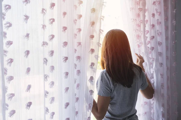 Junge Asiatische Frau Enthüllt Vorhang Und Schaut Morgens Aus Dem — Stockfoto