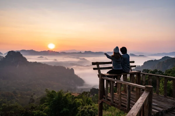 Fiatal Pár Utazó Nézi Tenger Köd Naplemente Hegyen Mae Hong — Stock Fotó