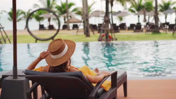 Ung Kvinna Resenär Koppla Och Njuta Solnedgången Tropisk Resort Pool — Stockvideo