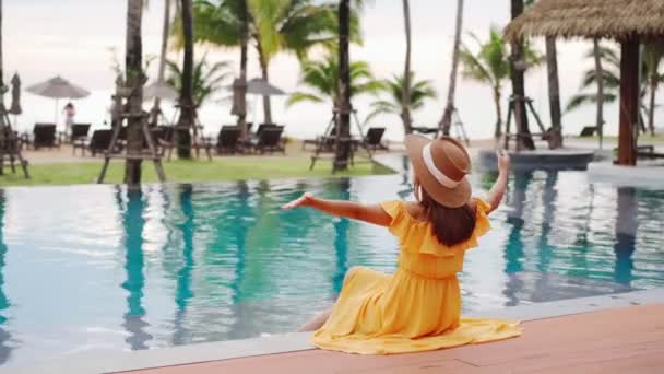 在暑假期间 年轻的女旅行家们在热带度假胜地的游泳池边放松地欣赏日落 — 图库视频影像
