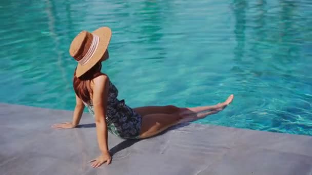 Jovem Viajante Relaxante Desfrutando Por Uma Piscina Resort Tropical Enquanto — Vídeo de Stock