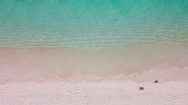Dalgalı ve şeffaf deniz, yaz tatili ve fotokopi alanı ile seyahat arka planı olan güzel tropikal beyaz kumsal manzarası.