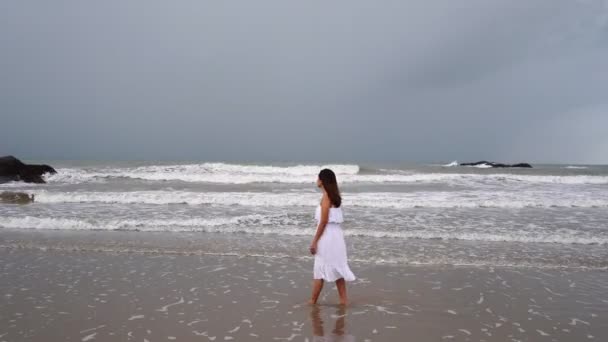 Giovane Donna Sente Sola Triste Guardando Mare Una Giornata Cupa — Video Stock