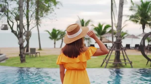 Mujer Joven Viajera Relajándose Disfrutando Puesta Sol Una Piscina Tropical — Vídeo de stock