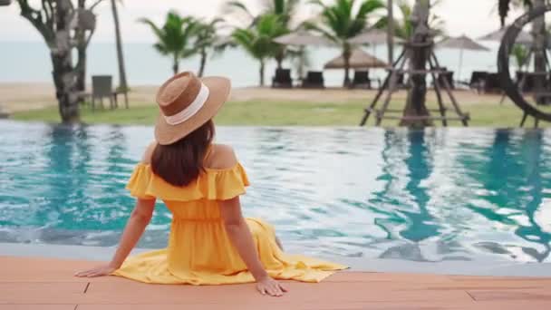 Giovane Viaggiatrice Rilassante Godersi Tramonto Presso Una Piscina Tropicale Resort — Video Stock