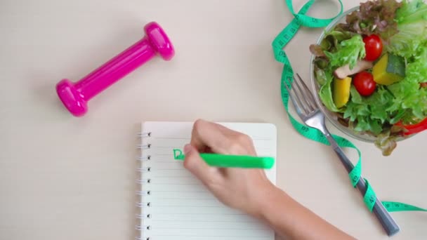 Junge Frau Schreibt Diätplan Mit Hausgemachtem Gesunden Salat Hause Gesunder — Stockvideo