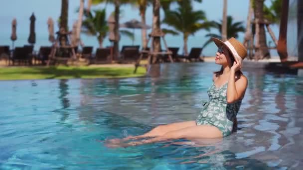 여행하는 여자는 여름휴가를 즐기면서 시원하고 휴양지 수영장에서 즐거운 시간을 보내고 — 비디오