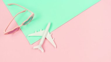 Pastel renklerde kadın aksesuarları, yaz tatili konsepti, Stop motion