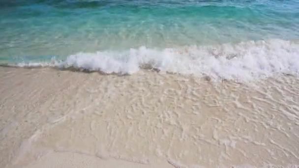 Vacker Tropisk Vit Sandstrand Med Vågskum Och Transparent Hav Sommar — Stockvideo