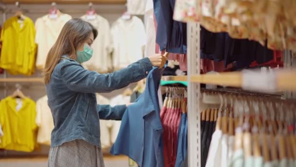 Mujer Asiática Joven Con Máscara Quirúrgica Compras Tiendas Ropa Centro — Vídeo de stock