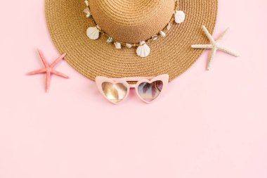 Fotokopi alanı ve yaz tatili konseptiyle renk arkaplan üzerindeki seyahat aksesuarları