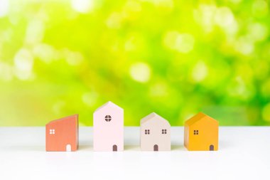 Yeşil doğa arka planı ve kopyalama alanı olan farklı simüle edilmiş konutlar ve emlak seçimi kavramı