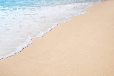 Yaz aylarında tropikal kumsalda fotokopi alanı olan yumuşak okyanus dalgaları.
