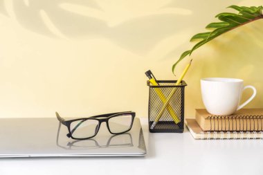 Modern ve şık çalışma alanı dizüstü bilgisayar ve masa başı ofis malzemeleriyle renklendirilip kopyalanıyor.