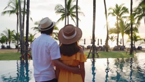 Jovem Casal Viajante Relaxante Desfrutar Pôr Sol Por Uma Piscina — Vídeo de Stock