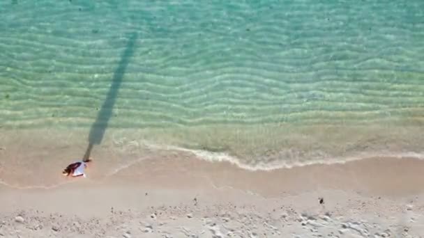Młoda Kobieta Siedzi Relaksuje Się Pięknej Tropikalnej Plaży Pianką Falową — Wideo stockowe