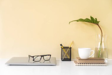 Modern ve şık çalışma alanı dizüstü bilgisayar ve masa başı ofis malzemeleriyle renklendirilip kopyalanıyor.