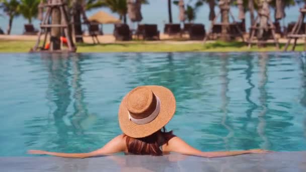 年轻女性旅行者在暑假旅行时在热带度假池边放松和享受 旅行理念 — 图库视频影像