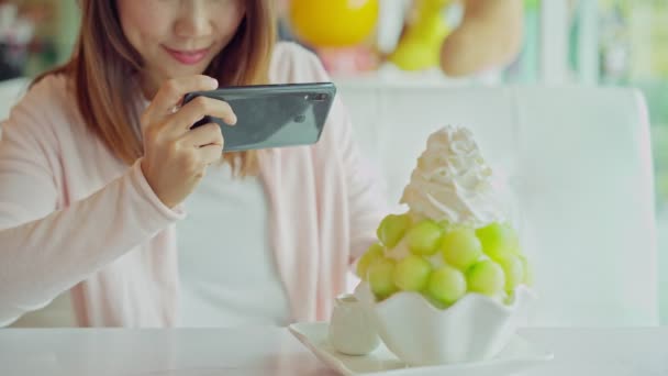 Jovem Mulher Tirando Fotos Bingsu Com Telefone Inteligente Restaurante Enviando — Vídeo de Stock