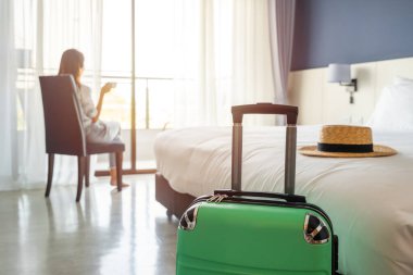 Genç bayan gezgin bir otel odasında oturup dinlenirken yaz tatili, seyahat yaşam tarzı konsepti