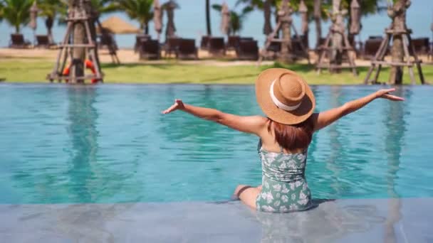 Jovem Viajante Relaxante Desfrutando Por Uma Piscina Resort Tropical Enquanto — Vídeo de Stock