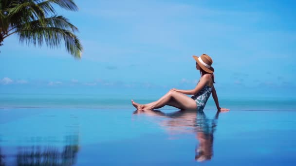 Ung Kvinna Resenär Koppla Och Njuta Tropisk Resort Pool När — Stockvideo