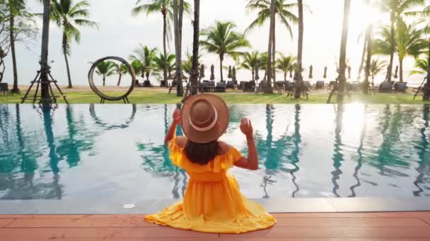 Jovem Viajante Relaxante Desfrutando Pôr Sol Por Uma Piscina Resort — Vídeo de Stock