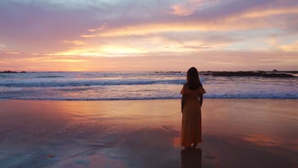 Μοναχική Νεαρή Ασιάτισσα Που Στέκεται Στην Παραλία Ηλιοβασίλεμα — Αρχείο Βίντεο