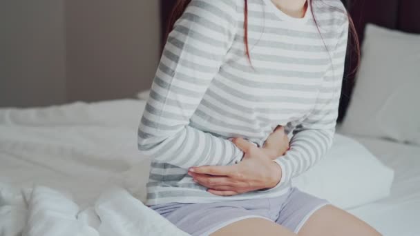 Młoda Kobieta Bólem Brzucha Łóżku Koncepcja Okresowych Problemów Skurczowych — Wideo stockowe
