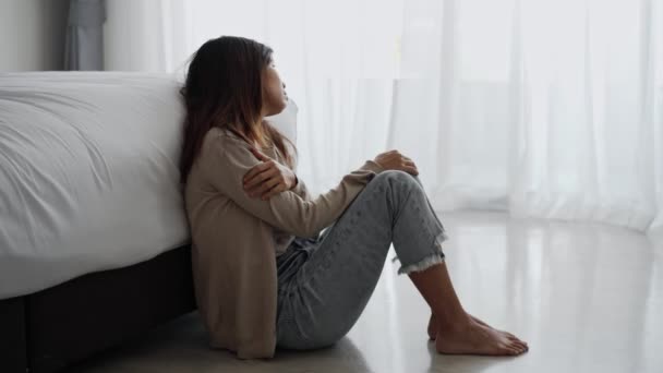 Ensam Ung Kvinna Som Känner Sig Deprimerad Och Stressad Sittande — Stockvideo