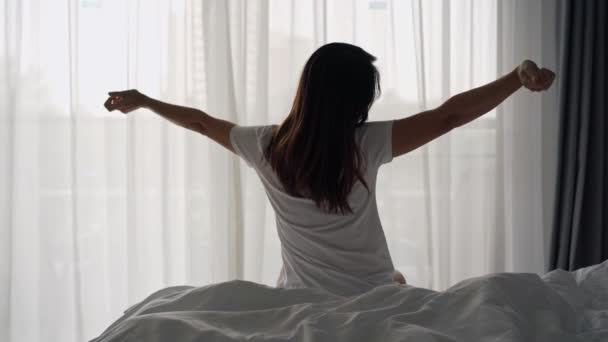 Молодая Азиатка Сидящая Кровати Растягивающаяся Утром Дома — стоковое видео