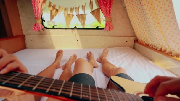 Joven Pareja Viajero Tendido Autocaravana Tocando Guitarra Mientras Viaja Por — Vídeo de stock