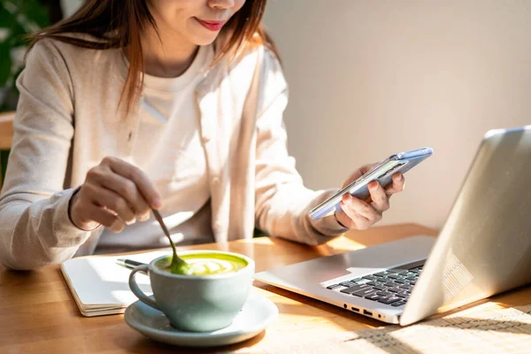 Jovem Com Xícara Café Usando Telefone Celular Trabalhando Laptop Café — Fotografia de Stock