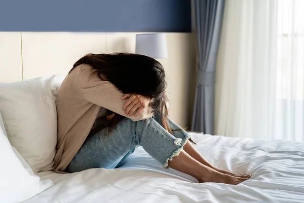 Einsame Junge Frau Die Sich Depressiv Und Gestresst Fühlt Sitzt — Stockfoto