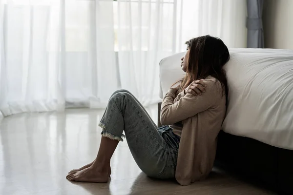 Einsame Junge Frau Die Sich Depressiv Und Gestresst Fühlt Sitzt — Stockfoto