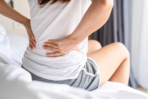 Vrouw Met Rugpijn Bed Gezondheidszorg Probleemconcept — Stockfoto