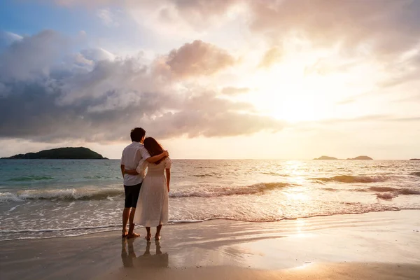 Jong Aziatisch Paar Zoek Naar Mooie Zonsondergang Het Rustige Strand — Stockfoto