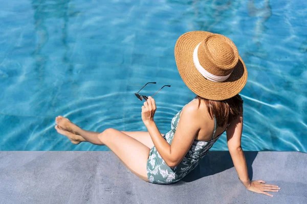 Young Woman Traveler Relaxing Enjoying Tropical Resort Pool While Traveling — Stock Photo, Image